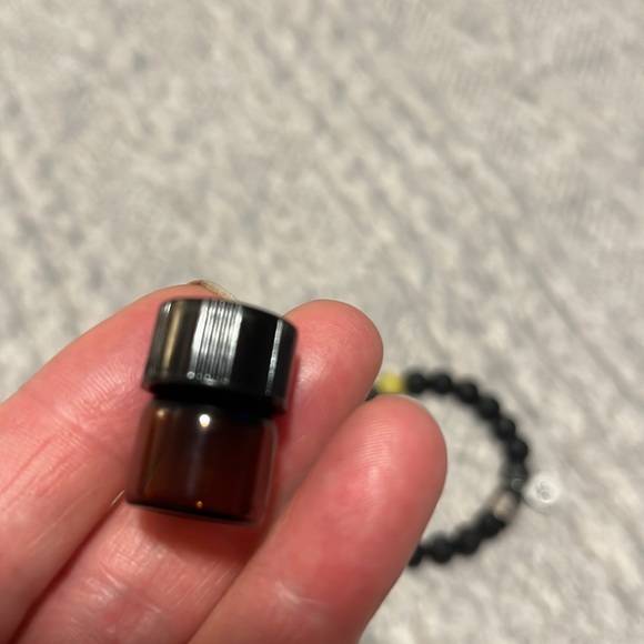 Essential Oil Bracelet with choice of mini oil - Picture 4 of 4